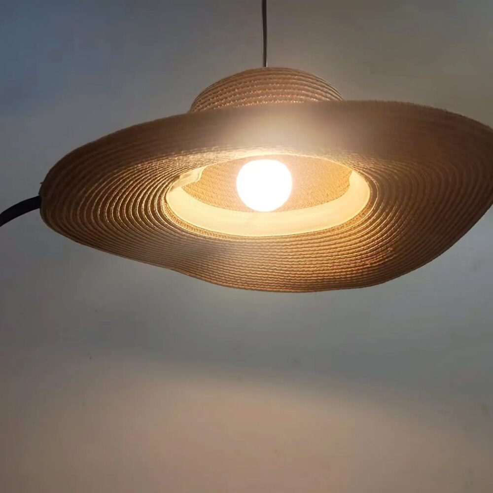 Lustre original chapeau de paille - ambiance allumée