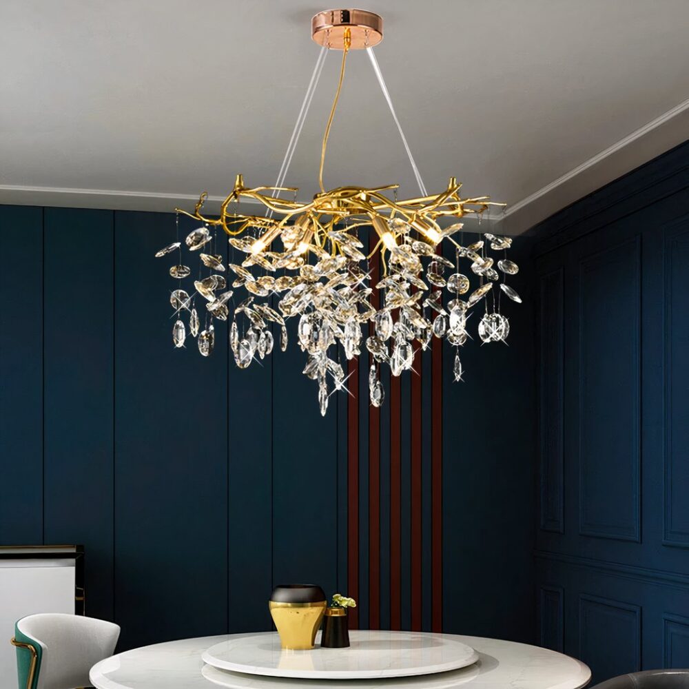 Grand lustre moderne et majestueux à branches et pampilles en cristal suspendu au plafond et au-dessus d'une table de salle à manger.