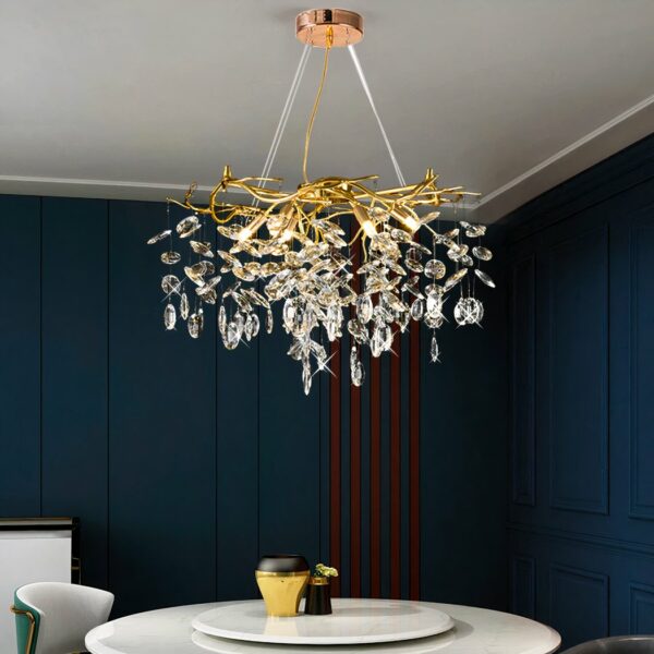 Grand lustre moderne et majestueux à branches et pampilles en cristal suspendu au plafond et au-dessus d'une table de salle à manger.
