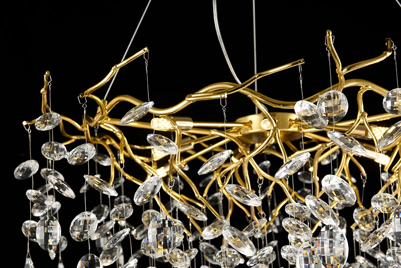 Grand lustre moderne et majestueux à branches et pampilles en cristal
