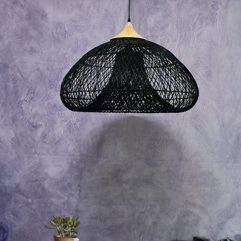Suspension en rotin tissé noir à sommet en bois sur fond violet texturé