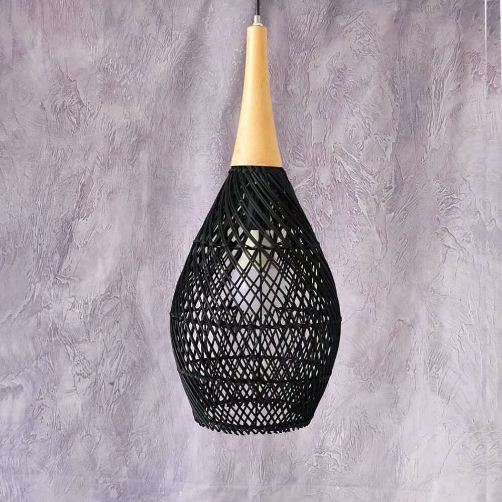 Lustre bambou chambre classique et tissé main en version noire et sur fond mauve.