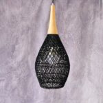 Lustre bambou chambre classique et tissé main en version noire et sur fond mauve.