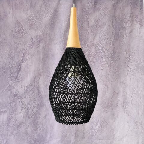 Lustre bambou chambre classique et tissé main en version noire et sur fond mauve.