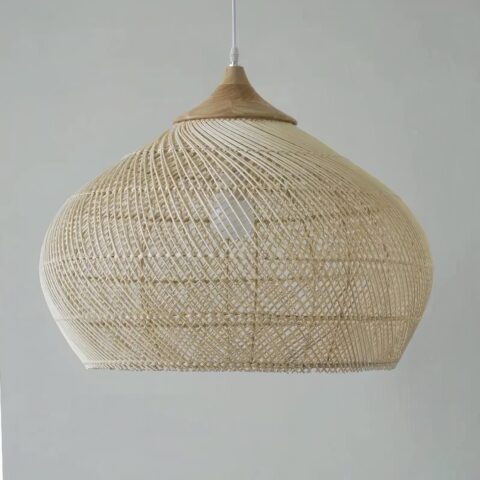 Lustre de chambre en bambou tissé à la main forme chapeau sur fond gris-vert.