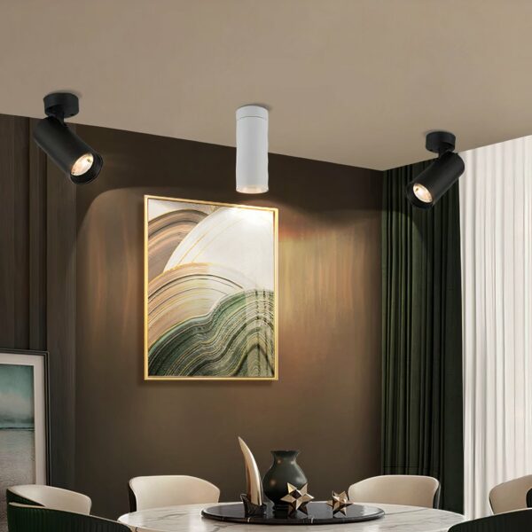 Applique spot plafond LED noire salon moderne, installée sur un plafond de salle à manger avec une version blanche.