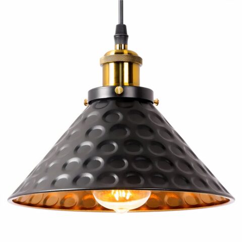 Lustre avec abat-jour en métal. Noir à l'extérieur et doré à l'intérieur avec motifs de ronds martelés. Le haut de la douille est doré, l'ampoule est allumée. Sur fond blanc.