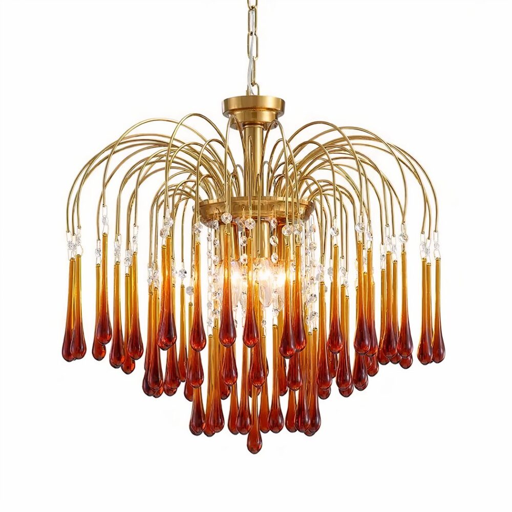 Lustre vintage avec structure dorée. Les branches retombent du centre comme un saule pleureur. À chaque extrémité des branches, une goutte d'eau marron en verre. Sur fond blanc.