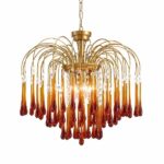 Lustre vintage avec structure dorée. Les branches retombent du centre comme un saule pleureur. À chaque extrémité des branches, une goutte d'eau marron en verre. Sur fond blanc.