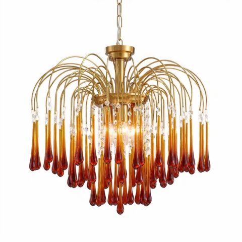 Lustre vintage avec structure dorée. Les branches retombent du centre comme un saule pleureur. À chaque extrémité des branches, une goutte d'eau marron en verre. Sur fond blanc.