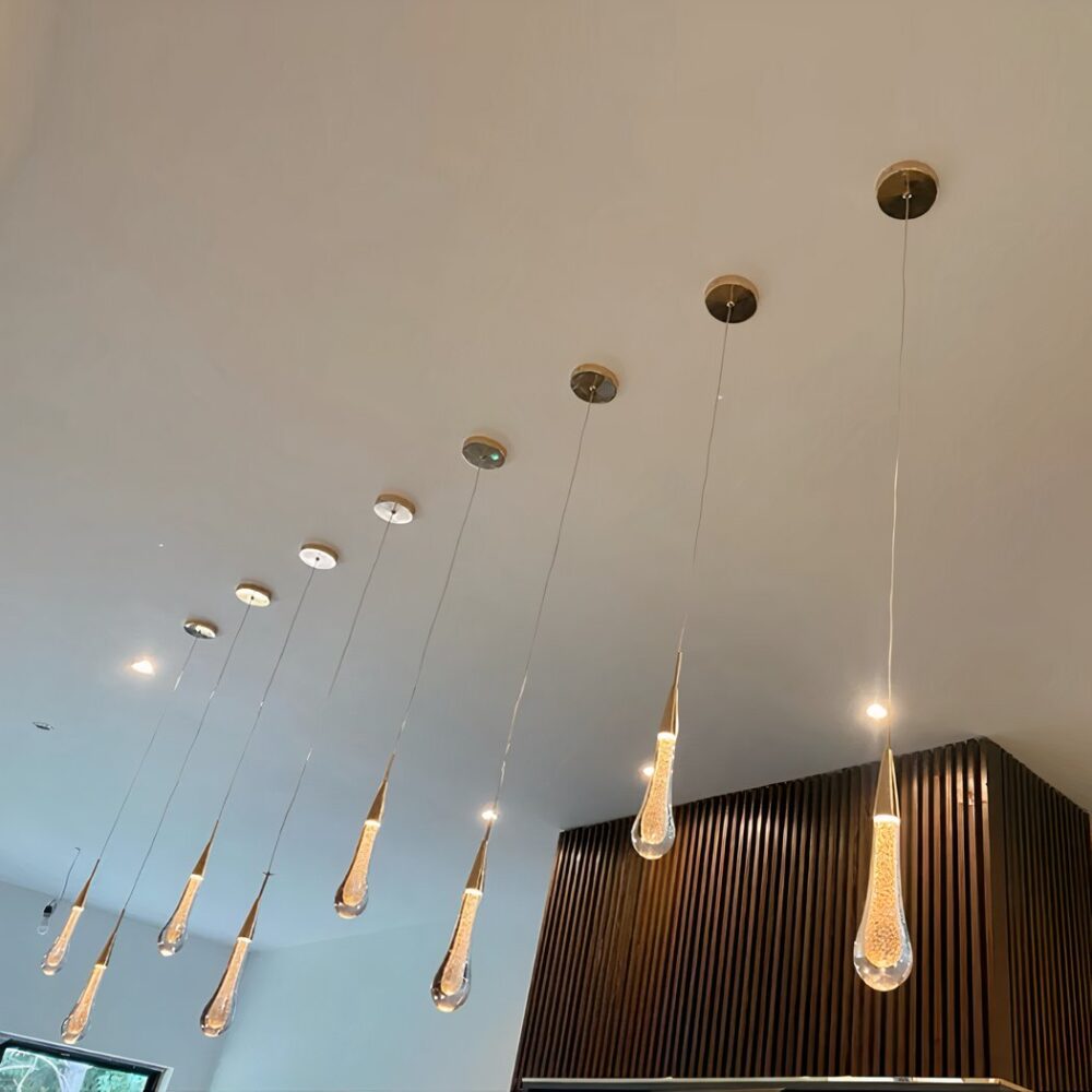 Lustre avec goutte d'eau suspendue