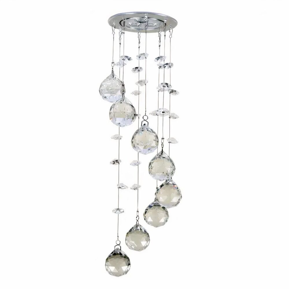 Lustre plafonnier argenté avec gouttes d'eau transparente en verre suspendues par des fils à différentes hauteurs donnant un visuel de spirale.