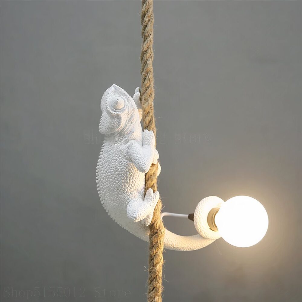 Suspension d'un caméléon sur une corde en chanvre
