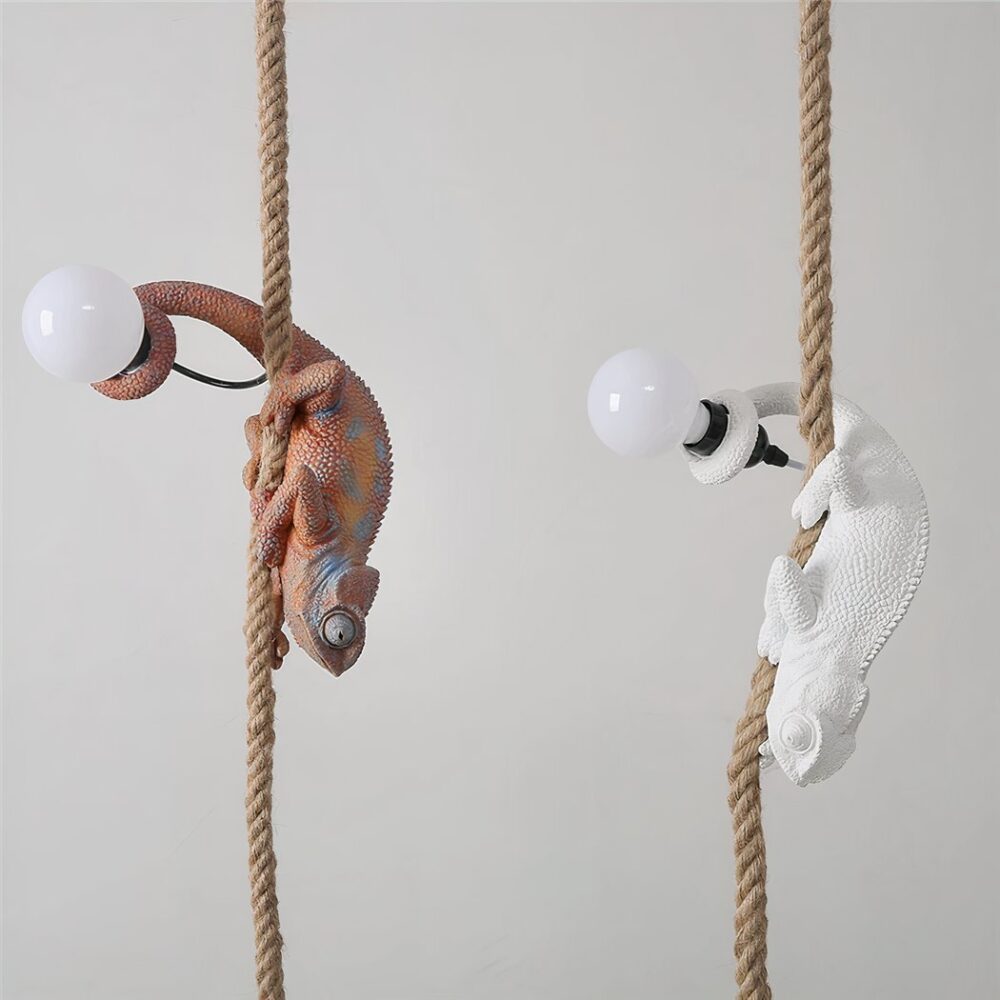 Suspension d'un caméléon sur une corde en chanvre - vue de côté