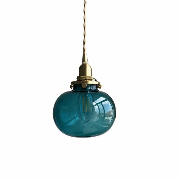 Suspension avec un câble doré et douille dorée avec une boule en verre de couleur bleu canard.