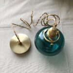 Suspension avec boule en verre bleu canard - vue de face