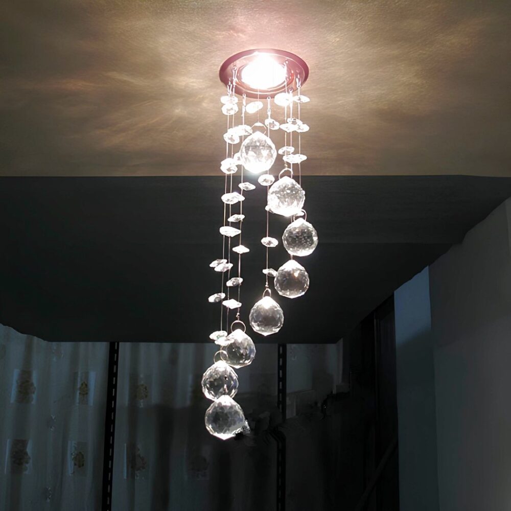 Petit lustre plafonnier avec gouttes suspendues - vue de face