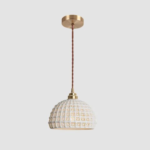Suspension blanche design original scandinave accrochée au plafond sur fond blanc cassé