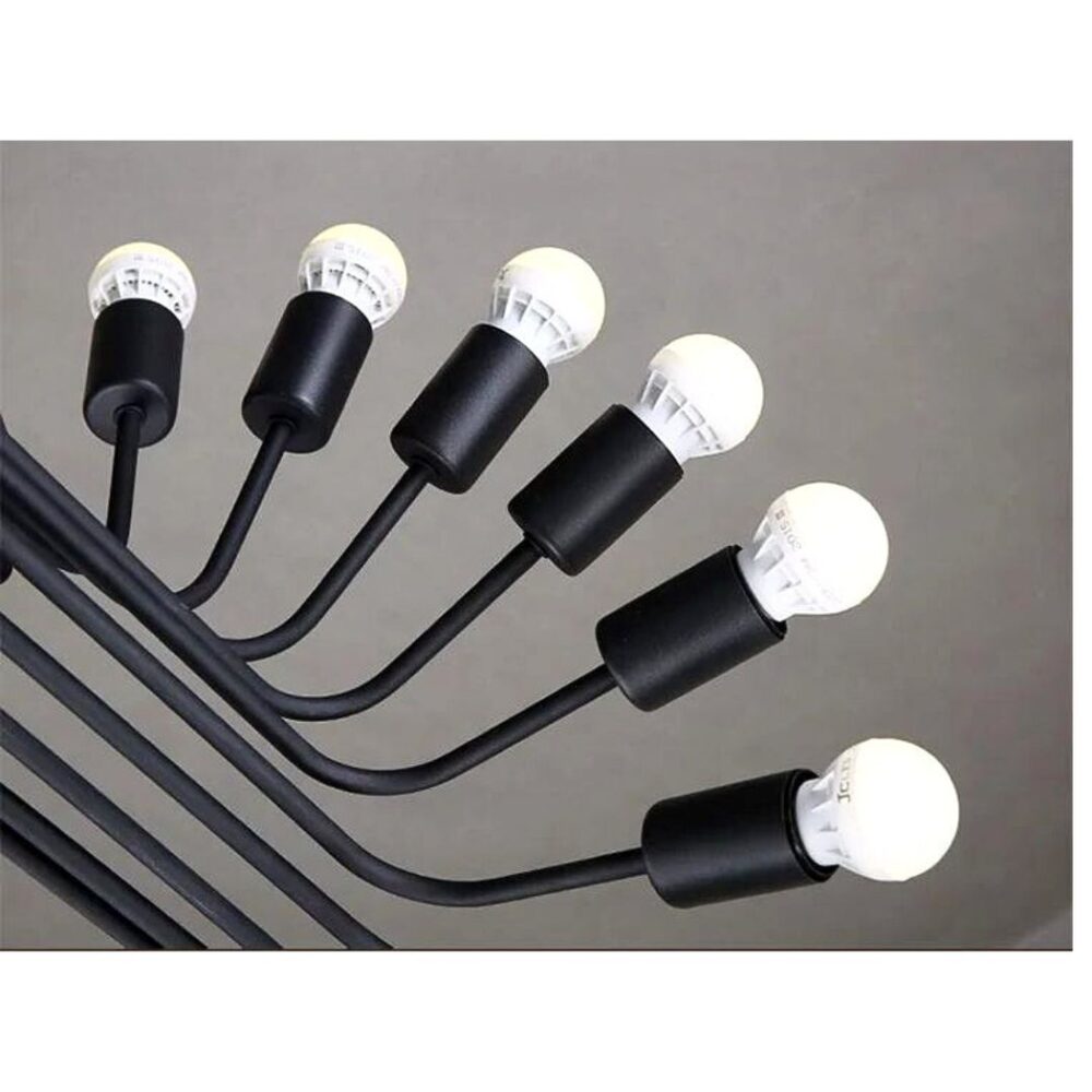 Lustre en fer forgé noir dans le style industriel avec ampoules apparentes