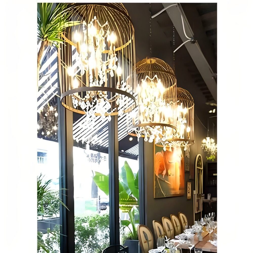on voit dans un long salon des lustre en forme de cages d'oiseaux noir en fer forgé