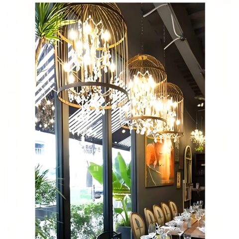 on voit dans un long salon des lustre en forme de cages d'oiseaux noir en fer forgé