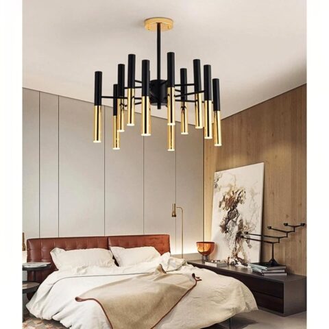 on voit dans une chambre un lustre design noir et doré à plusieurs têtes