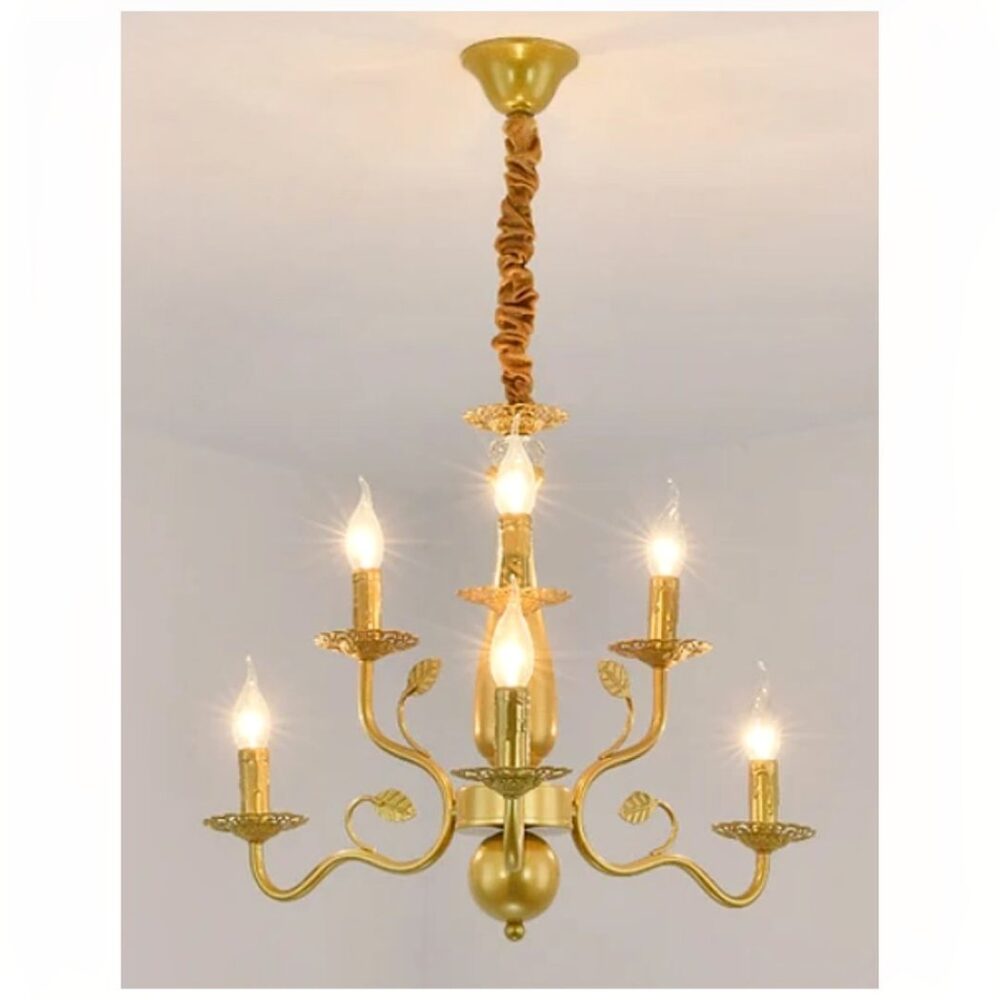 Lustre en fer forgé dans le style chandelier baroque - mise en scène intérieur