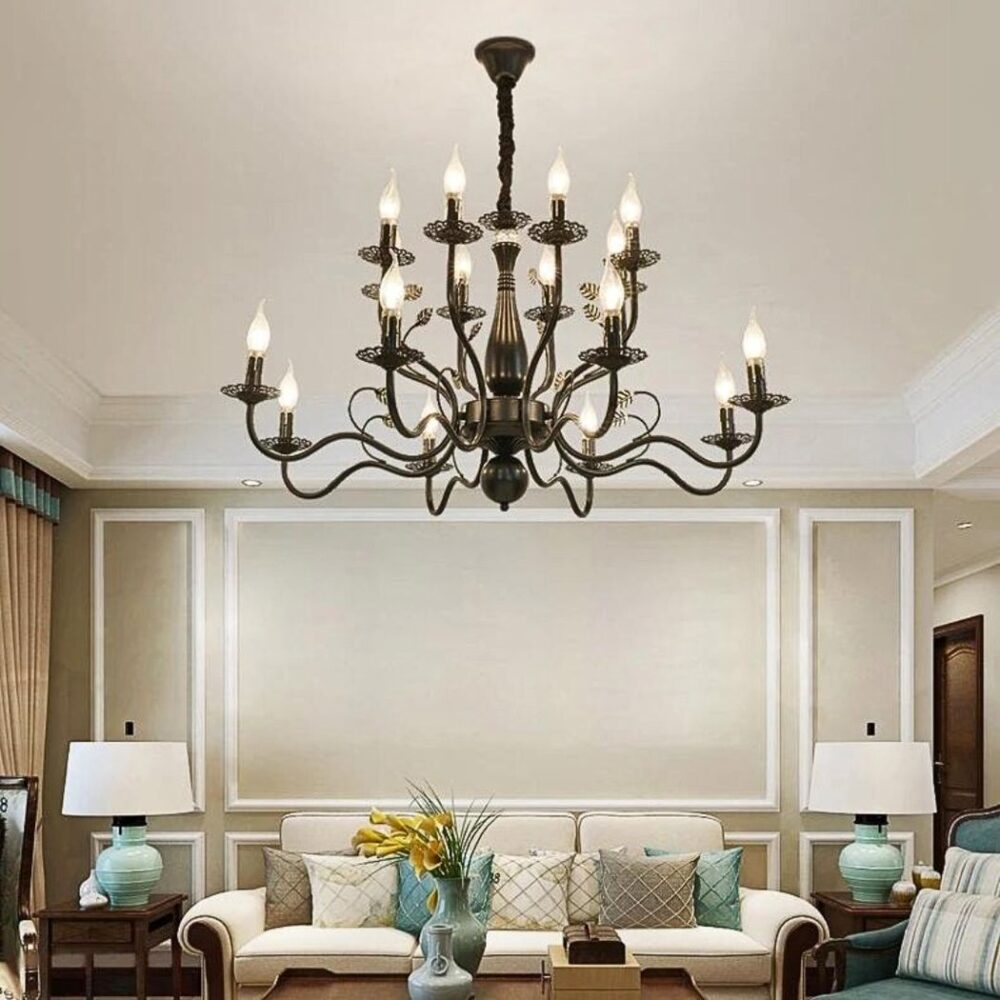 on voit dans un salon aux tons gris un grand lustre en fer forgé style chandelier baroque de couleur noir