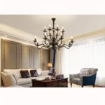 Lustre en fer forgé dans le style chandelier baroque - vue rapprochée