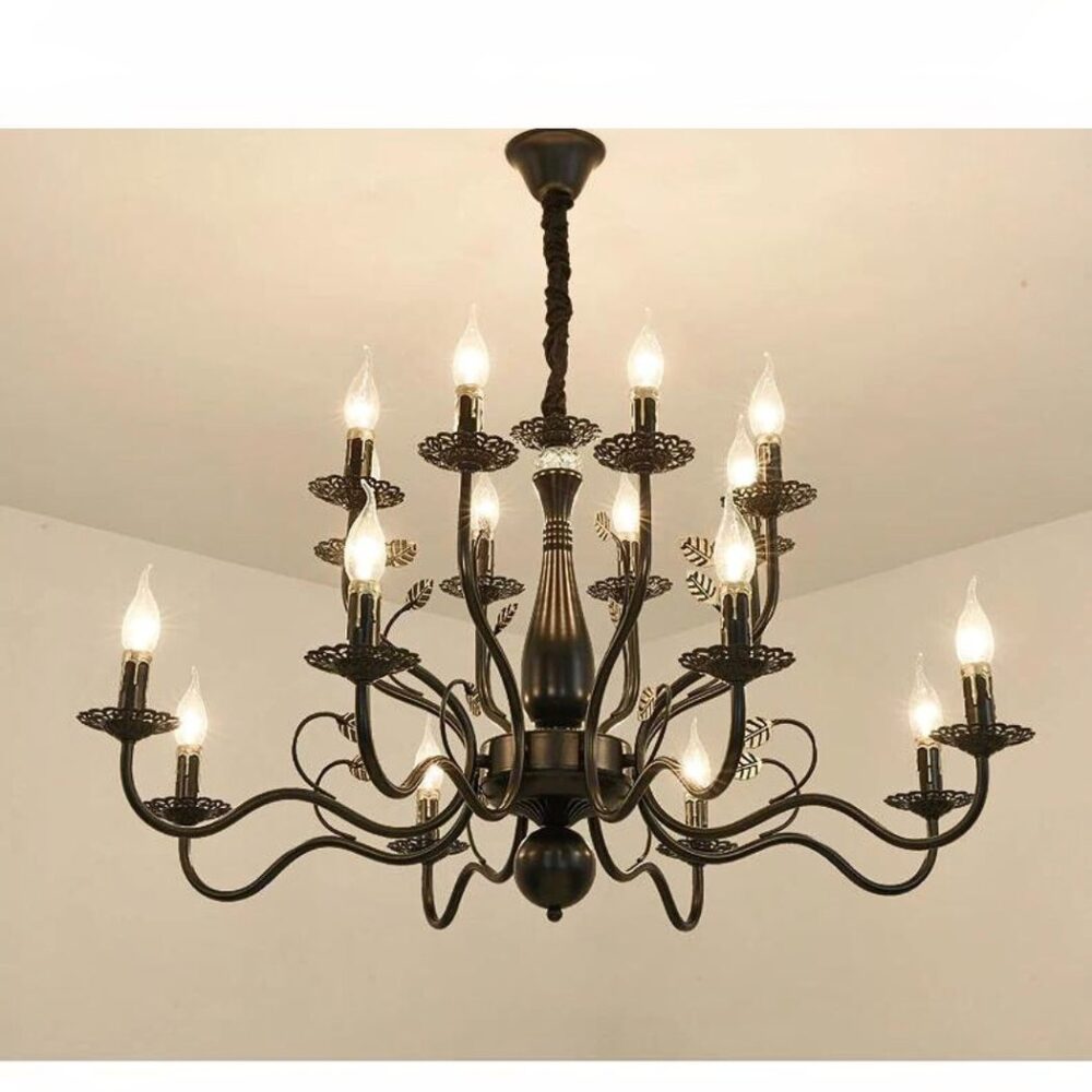 Lustre en fer forgé dans le style chandelier baroque - détail