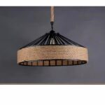 on voit sur un fond gris clair un lustre en fer forgé et en corde dans le style rétro