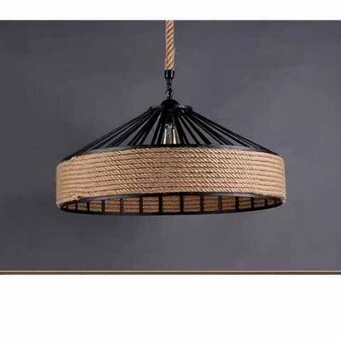 on voit sur un fond gris clair un lustre en fer forgé et en corde dans le style rétro