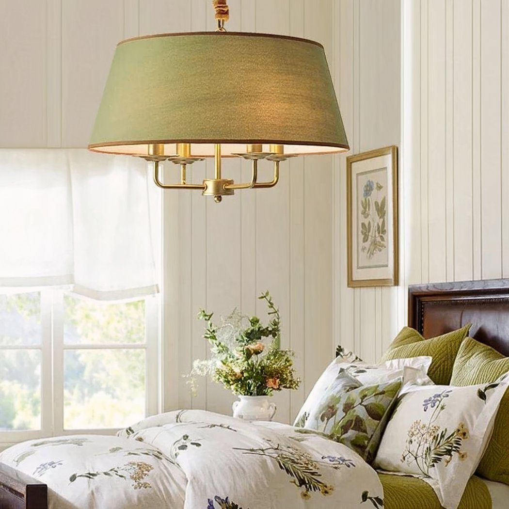 Lustre rustique en fer forgé dans le style vintage - vue de côté