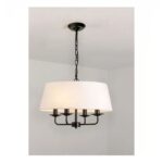 on voit un lustre suspendu en fer forgé noir et blanc sur un fond gris clair