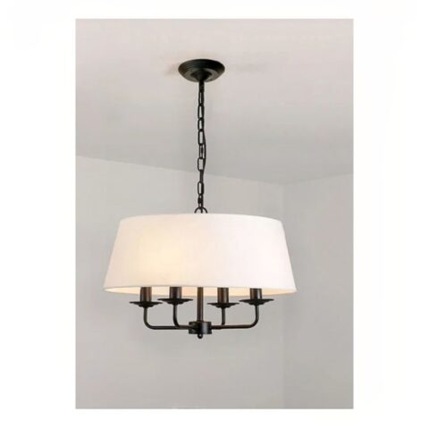 on voit un lustre suspendu en fer forgé noir et blanc sur un fond gris clair