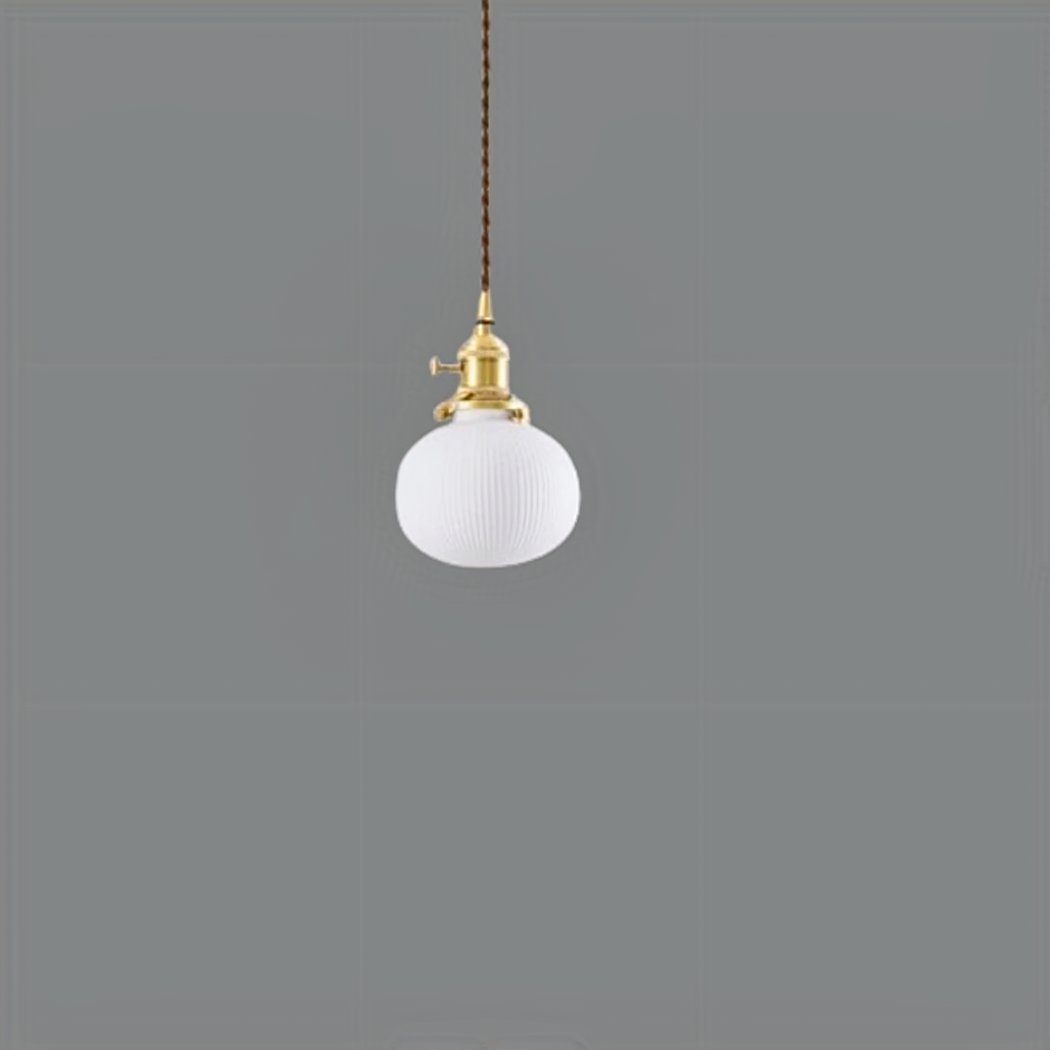 Suspension blanche vintage en céramique et cuivre - ambiance éteinte