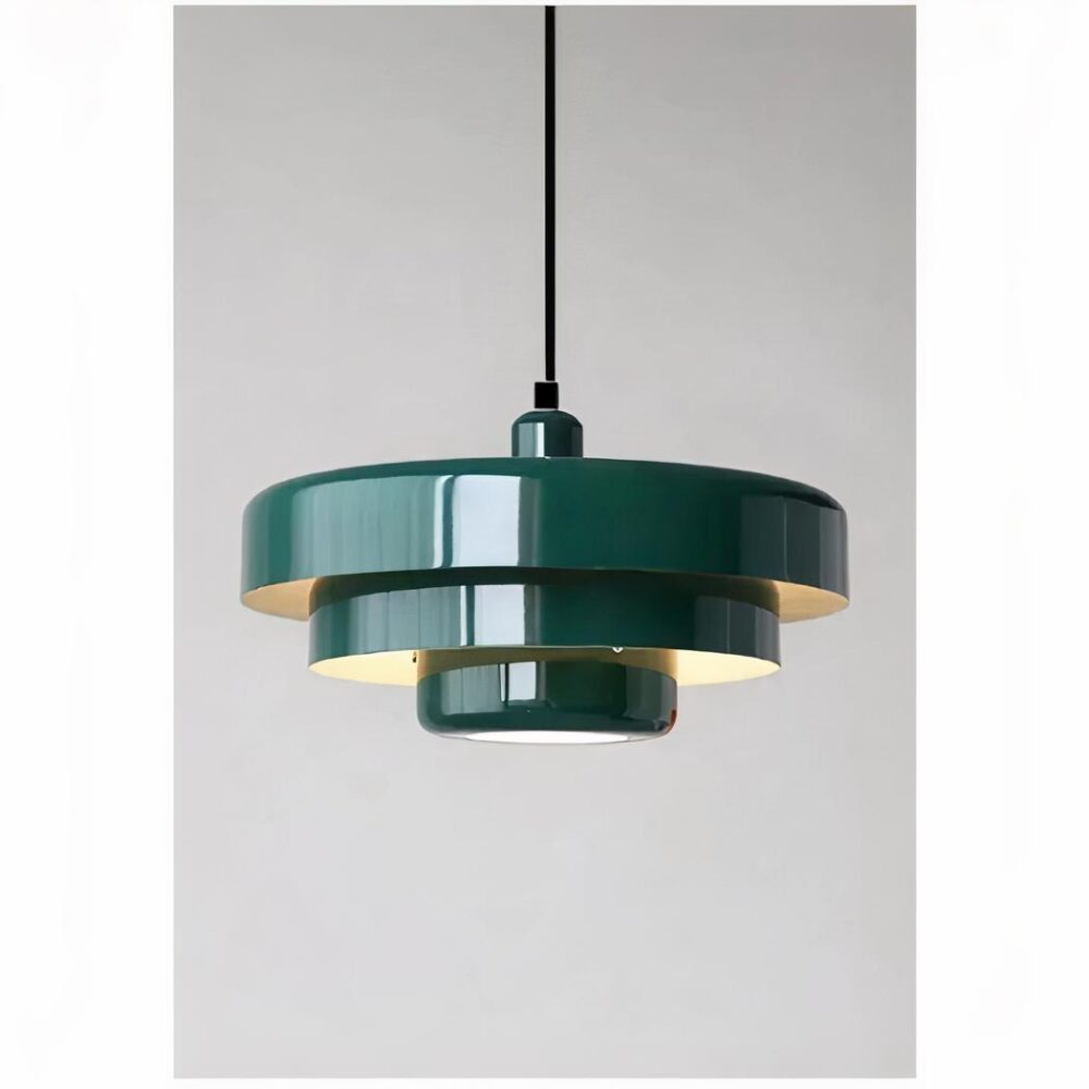 on voit sur un fond gris clair une suspension bleu canard en aluminium dans le style scandinave