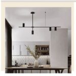 on voit dans un salon dans les tons blancs et gris avec un canapé blanc une suspensions noire au dessus d'une table basse en bois dans le style minimaliste