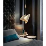 Suspension dorée et transparente en forme de papillon - zoom matière