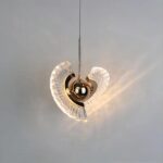 Suspension en forme de planète rotative dorée et transparente — détail des matériaux