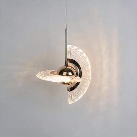 on voit sur un fond gris clair une suspension en forme de planète rotative dorée et transparente