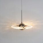Suspension en forme de planète rotative dorée et transparente — détail supplémentaire