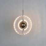 Suspension en forme de planète rotative dorée et transparente — vue arrière