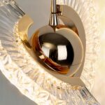 Suspension en forme de planète rotative dorée et transparente — vue en situation