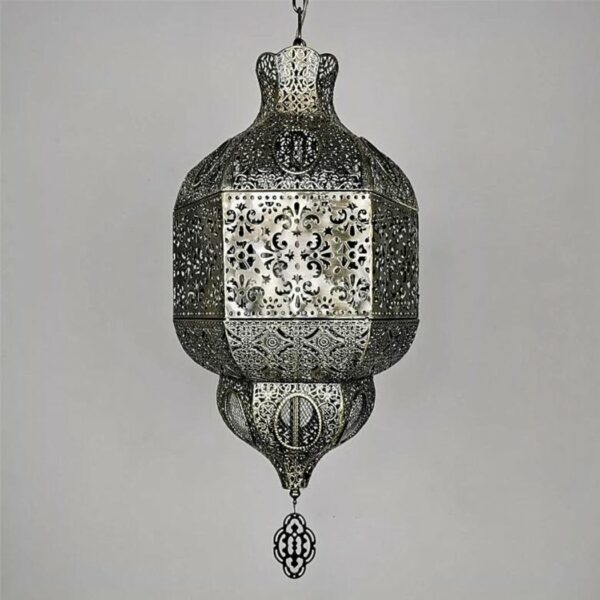 on voit sur un fond gris clair une suspension en métal sculptée dans le style marocain