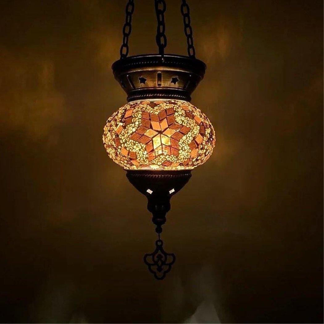 on voit sur un fond foncé une suspension marron dans le style marocain
