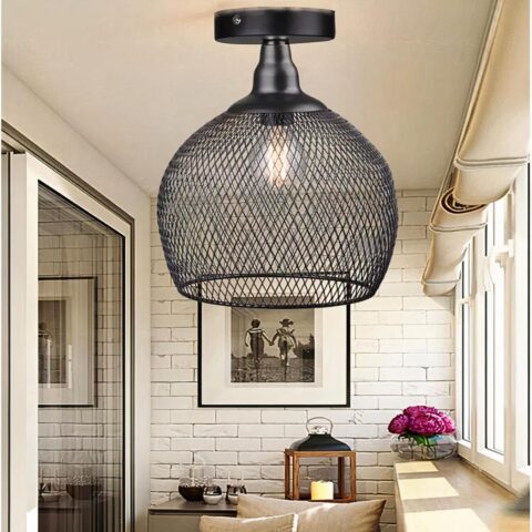 on voit dans un salon aux tons clairs une suspension noire sans câble dans le style industriel