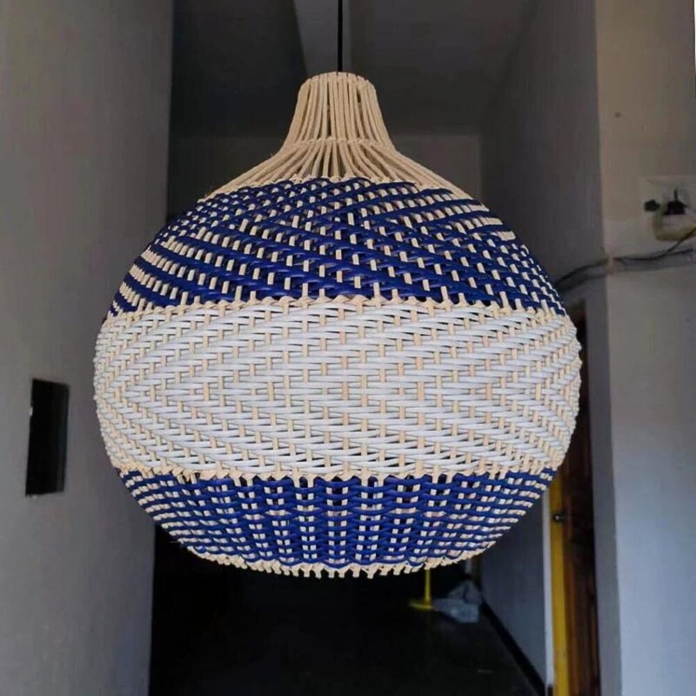 Suspension en rotin bleu dans le style bohème