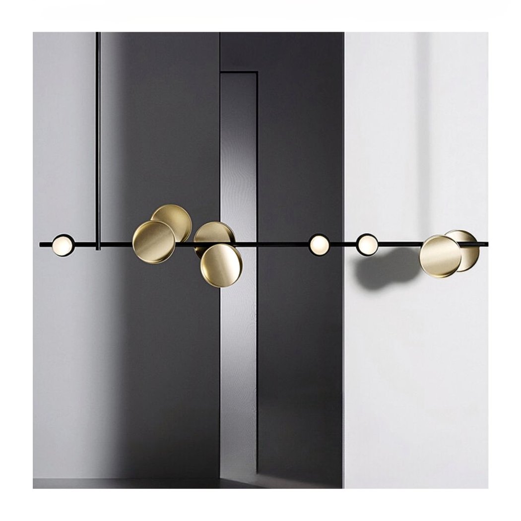 Suspension scandinave minimaliste avec des cercles dorés