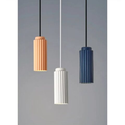 on voit sur un fond clair 3 suspensions de couleurs différentes blanche rose et bleu canard dans le style scandinave